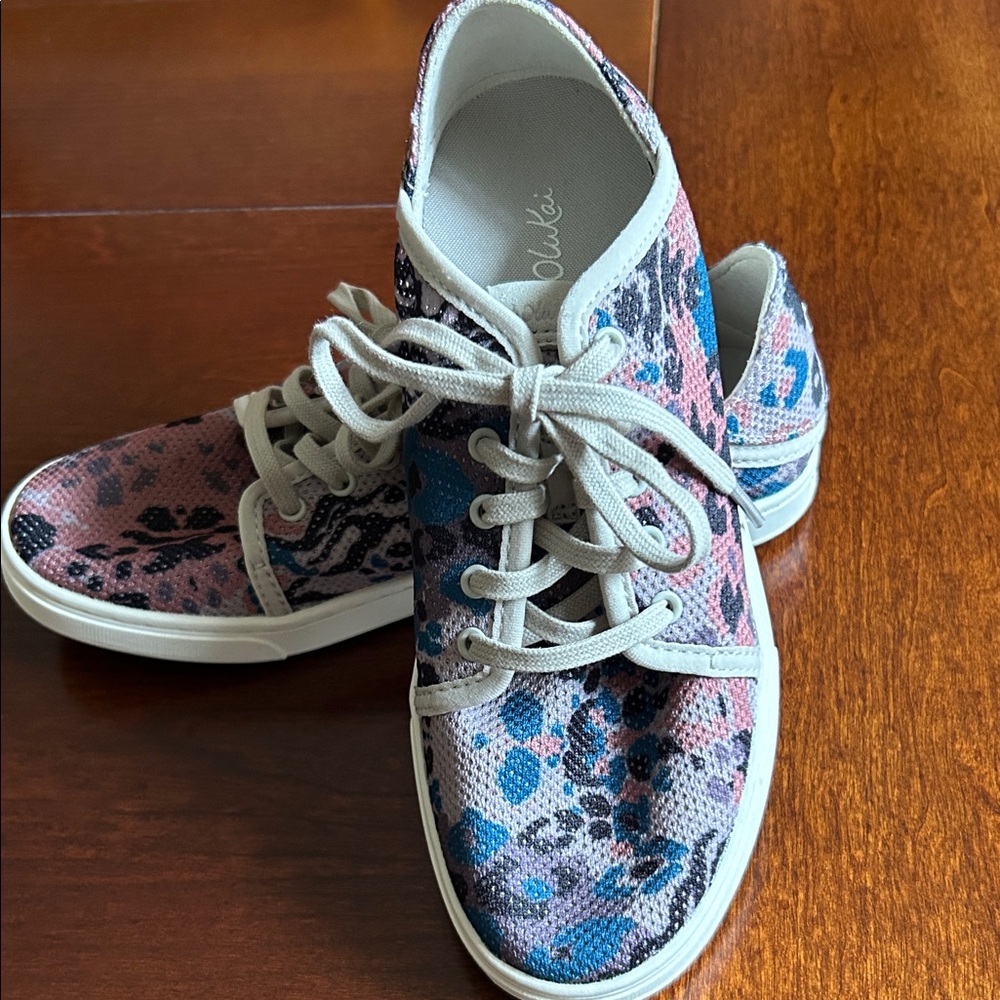 OluKai “Pehuea Li” Multicolor Patterned Sneakers ladies Sz.6.5
